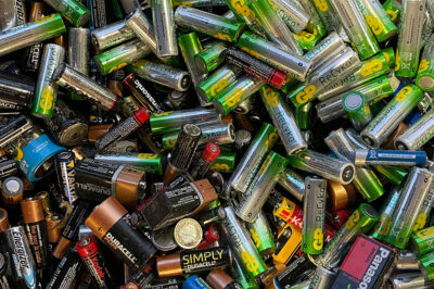 Ein Haufen verschiedener Batterien