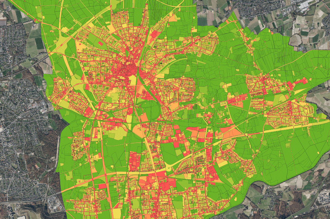 Eine Landkarte mit grün und rot markierten Straßen und Flächen